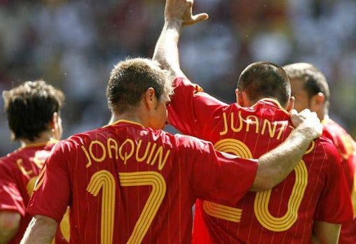 Joaquín celebra junto a Juanito el gol del central en el Arabia Saudita - España del Mundial de Alemania 2006