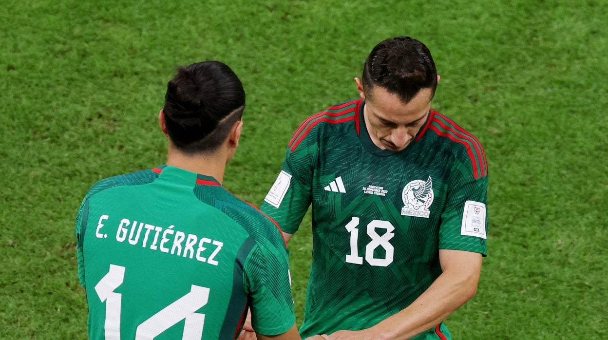 Un cabizbajo Andrés Guardado en el momento de ser sustituido por lesión por Érick Gutiérrez en el Argentina - México de Qatar 2022