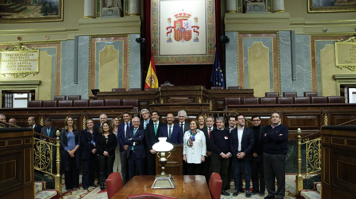 Fotografía institucional en el Congreso de los Diputados de Madrid con motivo de la presencia del Real Betis para la presentación del 'Foro de Béticos de las Cortes'