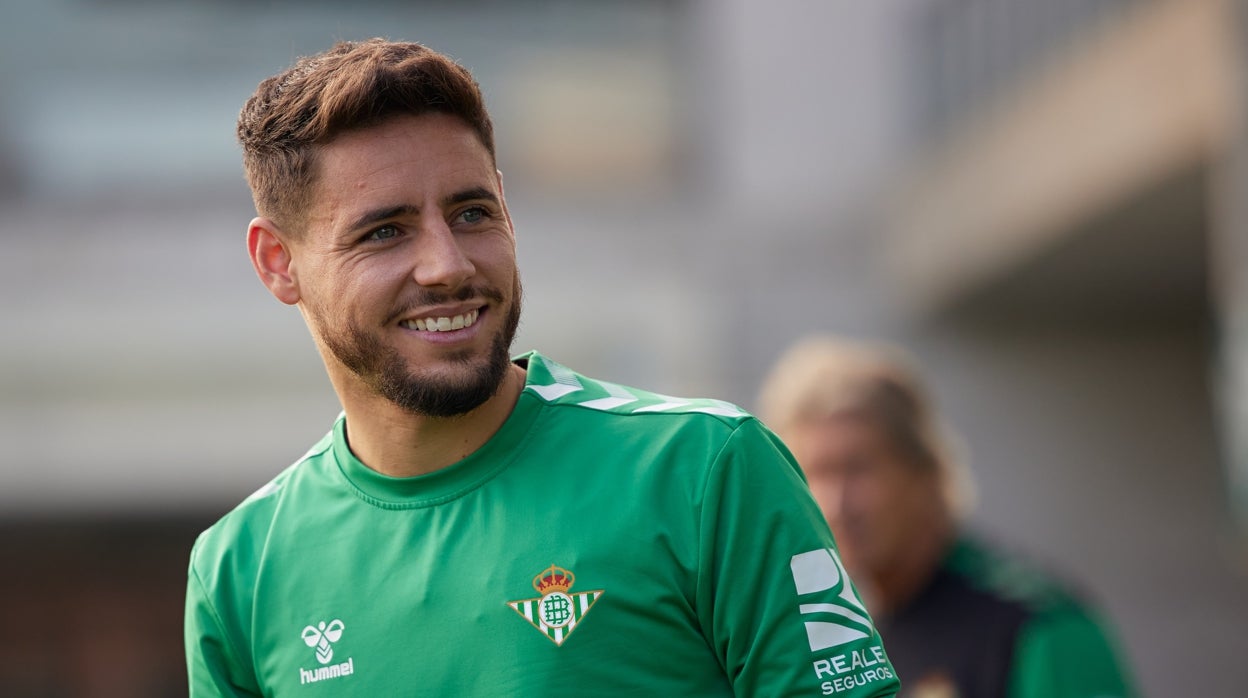 Álex Moreno sonríe antes de un entrenamiento del Betis en la ciudad deportiva Luis del Sol