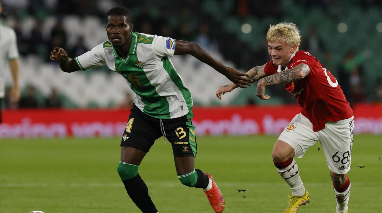 Paul trata de marcharse de Aaroen durante el Betis - Manchester United