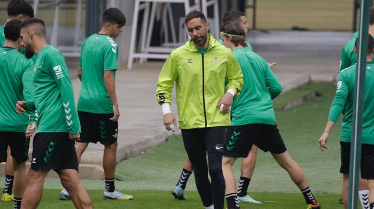 Claudio Bravo se ejercita con sus compañeros del Betis durante un entrenamiento en la ciudad deportiva Luis del Sol