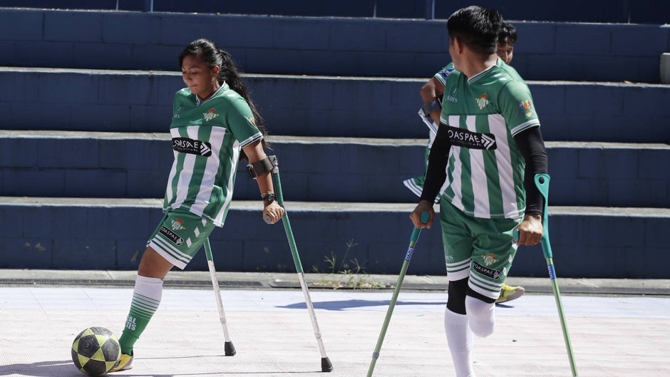 El Betis beca a una joven salvadoreña para jugar al fútbol de amputados