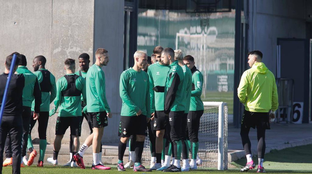 Loren dialoga con Canales y Guido Rodríguez en el entrenamiento del Betis previo al encuentro frente al Getafe