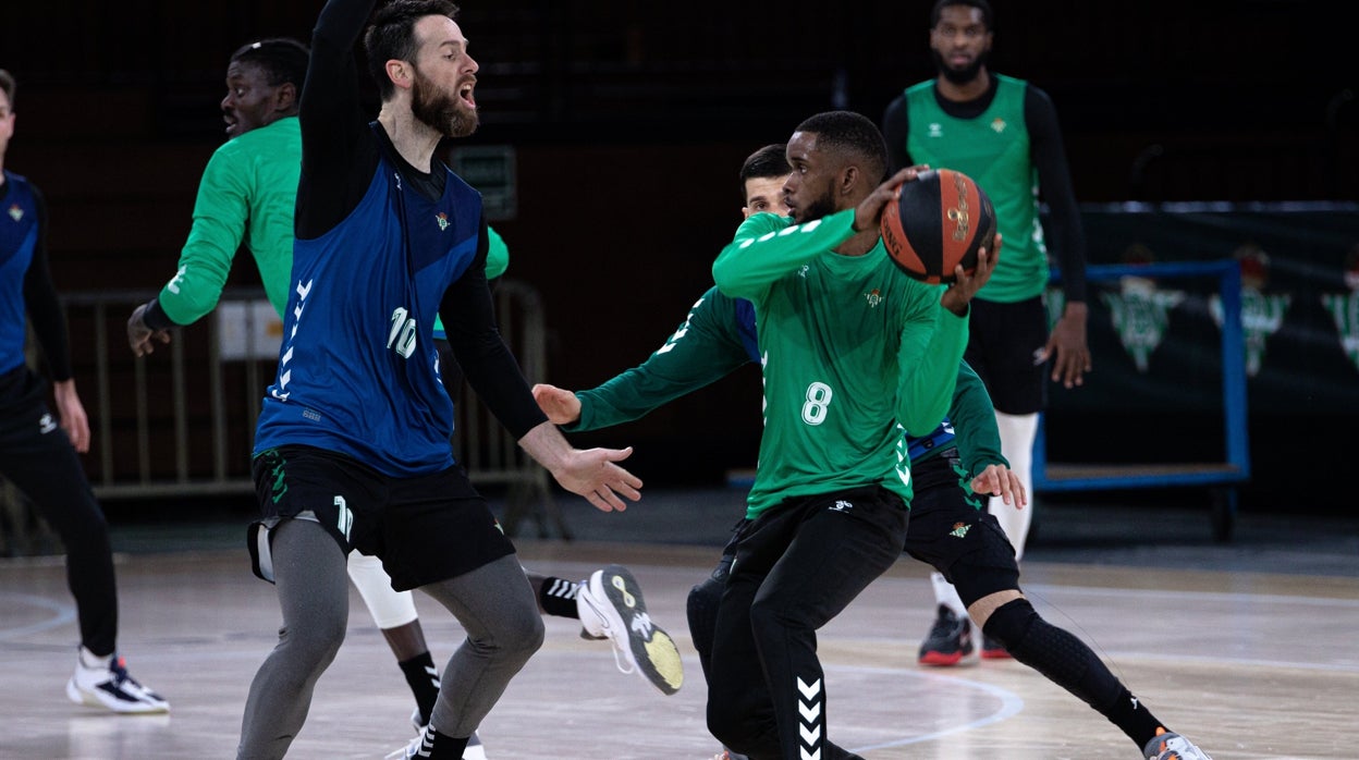 Jean Montero, defendido por Almazán en un entrenamiento del Betis Baloncesto