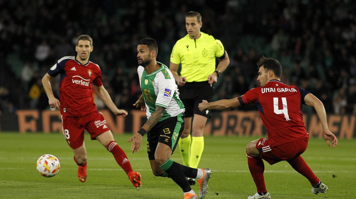 Alberola Rojas observa a Willian José con el balón durante el Betis - Osasuna de la Copa del Rey