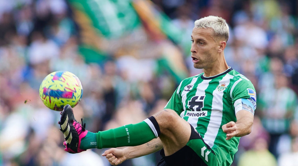 Sergio Canales controla un balón durante el Betis - Valladolid