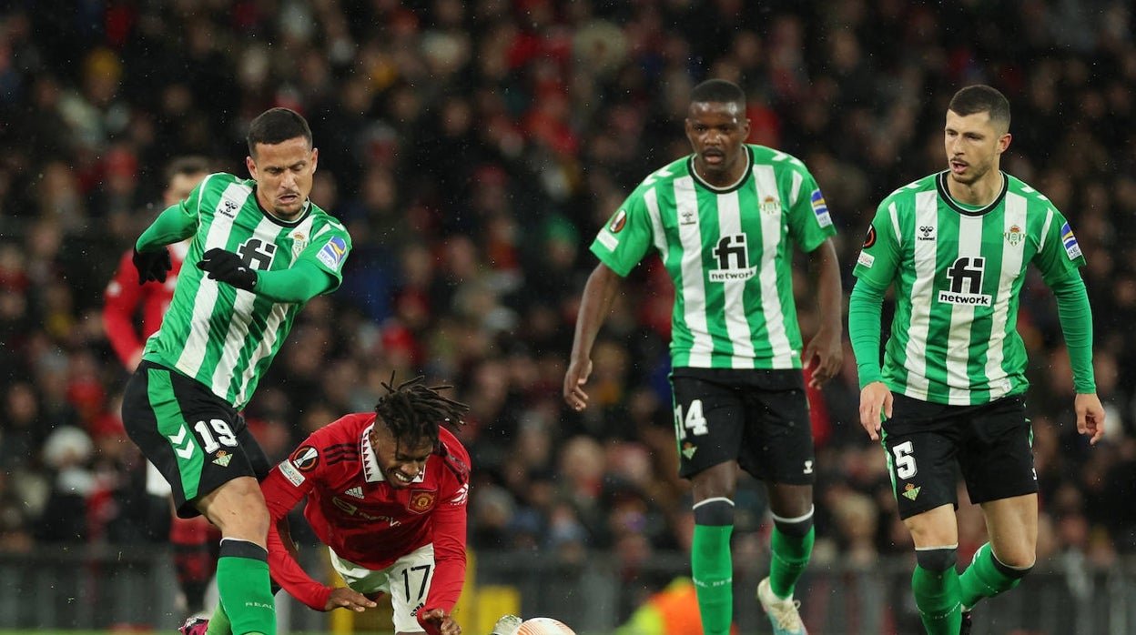 Luiz Felipe rebaña ante Fred un balón durante el Manchester United - Betis