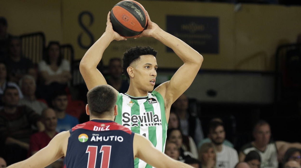 Tyson Pérez, el mejor del Betis Baloncesto, defendido por Dani Díez