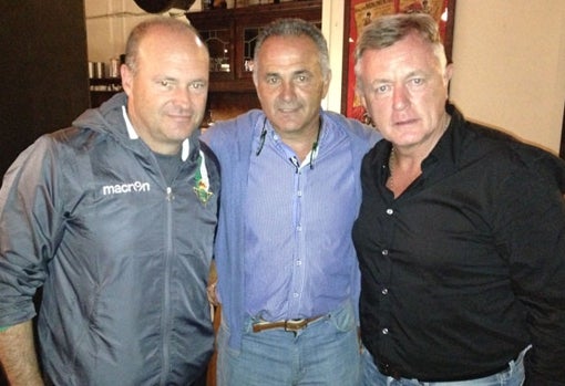 Peter Barnes, en la concentración del Betis en 2013 en Mottram, junto a Pepe Mel y Rafael Gordillo