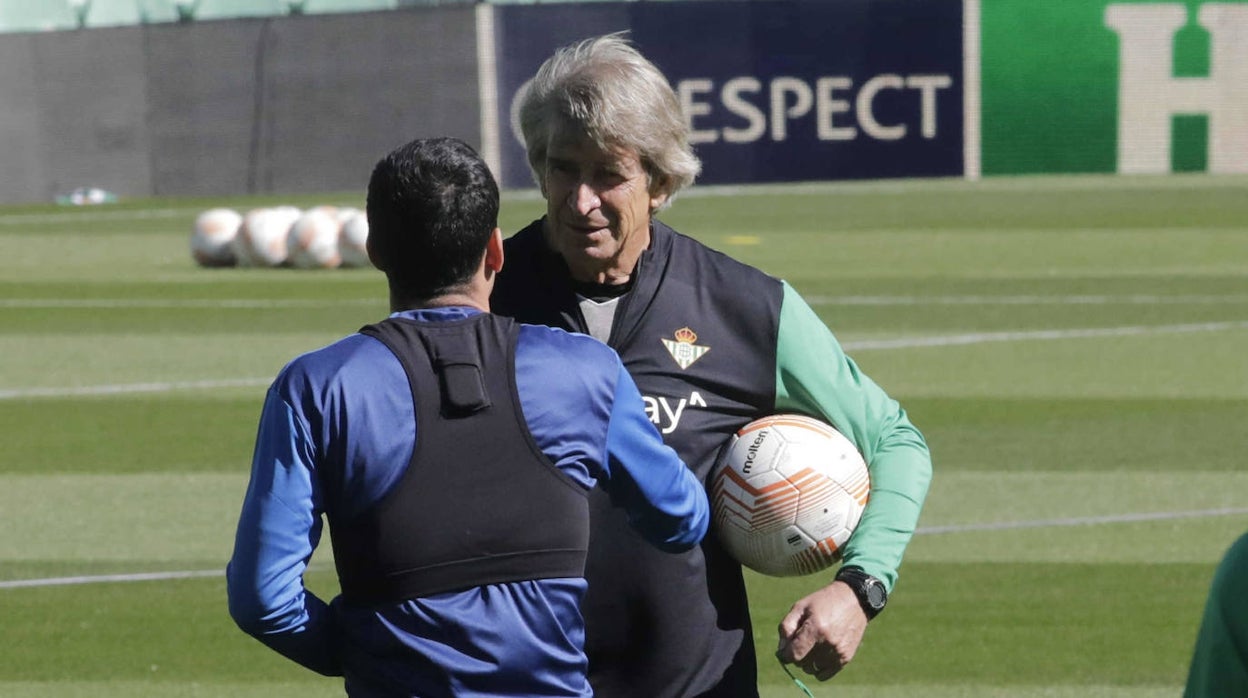 Manuel Pellegrini dialoga con Juanmi en el entrenamiento previo al Betis - Manchester United en el estadio Benito Villamarín