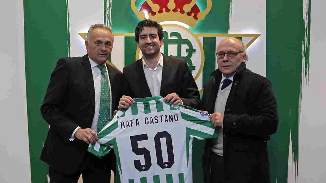 Rafa Castaño, flamante ganador del bote de Pasapalabra, hace ocho años, recibiendo una camiseta del Betis de manos de Rafael Gordillo y Juan Carlos Ollero