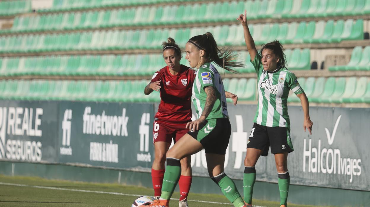Imagen de un lance del derbi Betis Féminas - Sevilla Femenino de la primera vuelta