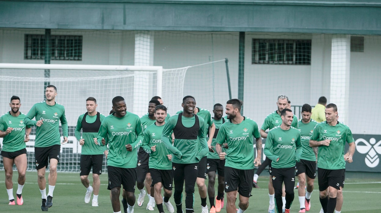 Risas y buen ambiente en el último entrenamiento del Betis antes de recibir al Mallorca