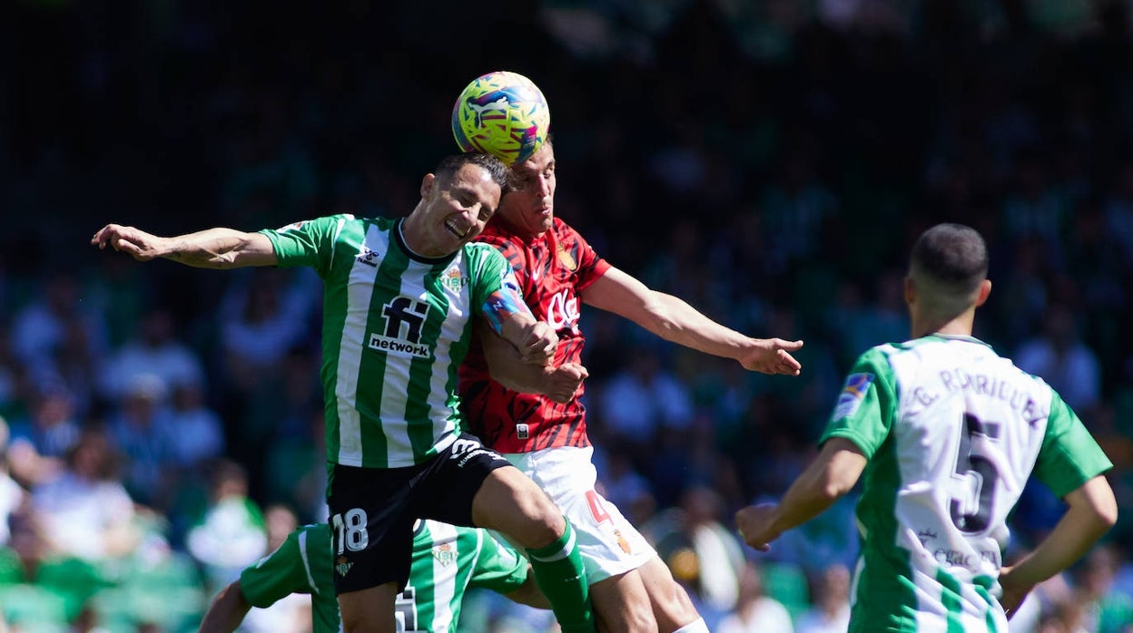 Guardado salta con Raíllo durante el Betis - Mallorca
