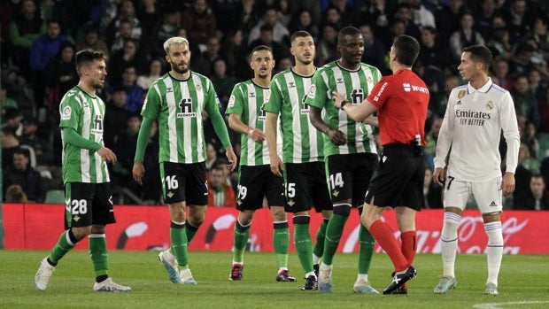 El Betis volverá a las calzonas blancas en la 2023-24