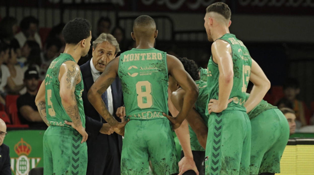 LUIS CASIMIRO, DANDO INSTRUCCIONES A LOS JUGADORES DEL BETIS BALONCESTO