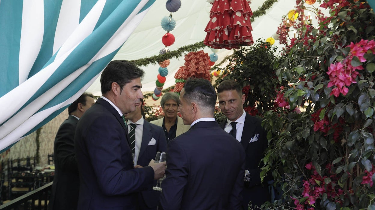 Haro dialoga con Guardado en presencia de Joaquín antes del brindis en el recinto de la Feria de Abril