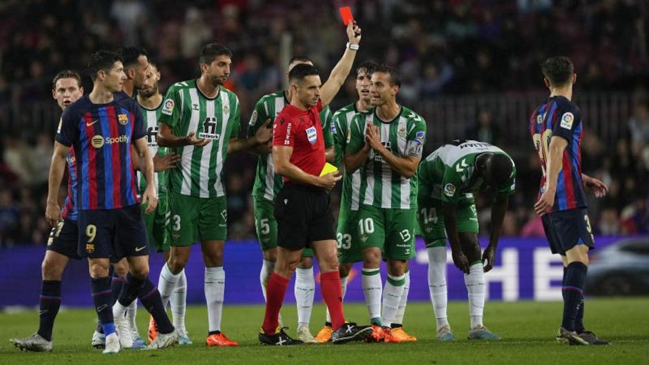 Edgar vio la roja por doble amarilla pese a que la primera fue inexistente