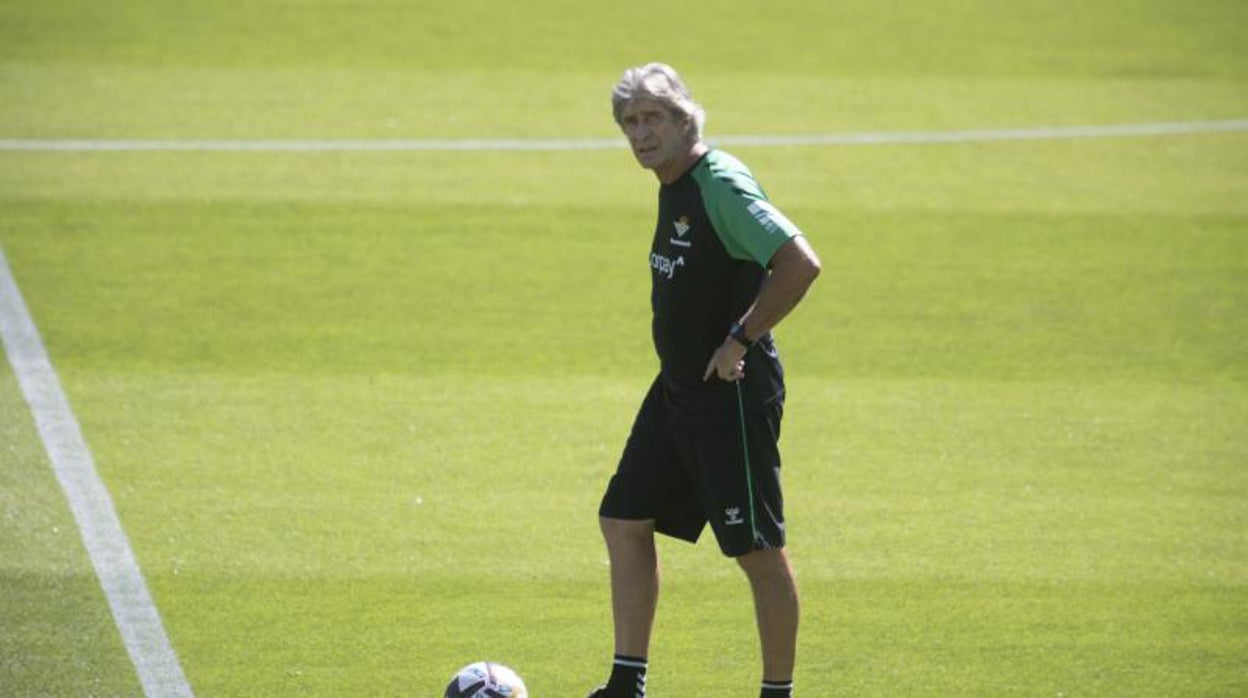 Pellegrini mira a la grada del Benito Villamarín en un entrenamiento reciente