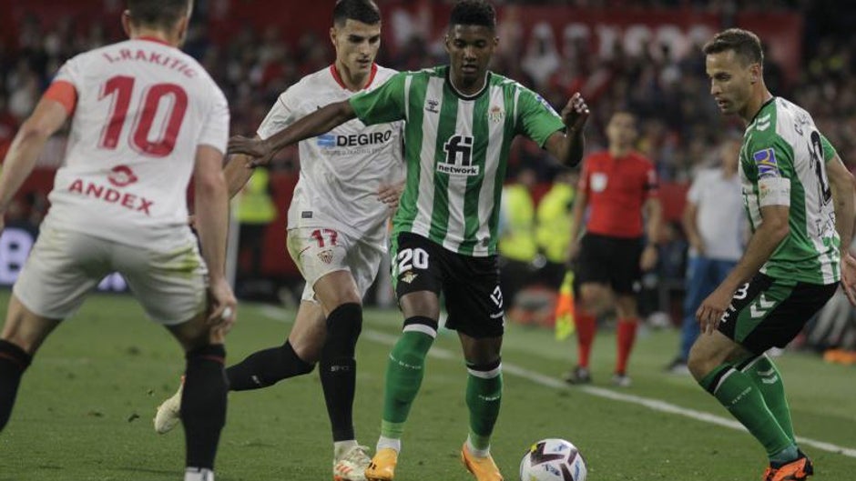 El Betis sobrevive y mantiene a raya a su eterno rival