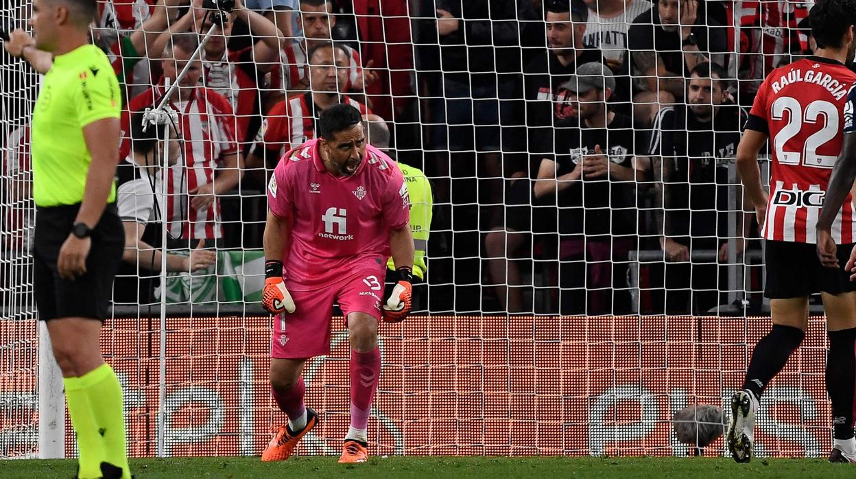 Claudio Bravo celebra una de sus paradas en el reciente Athletic - Betis en San Mamés