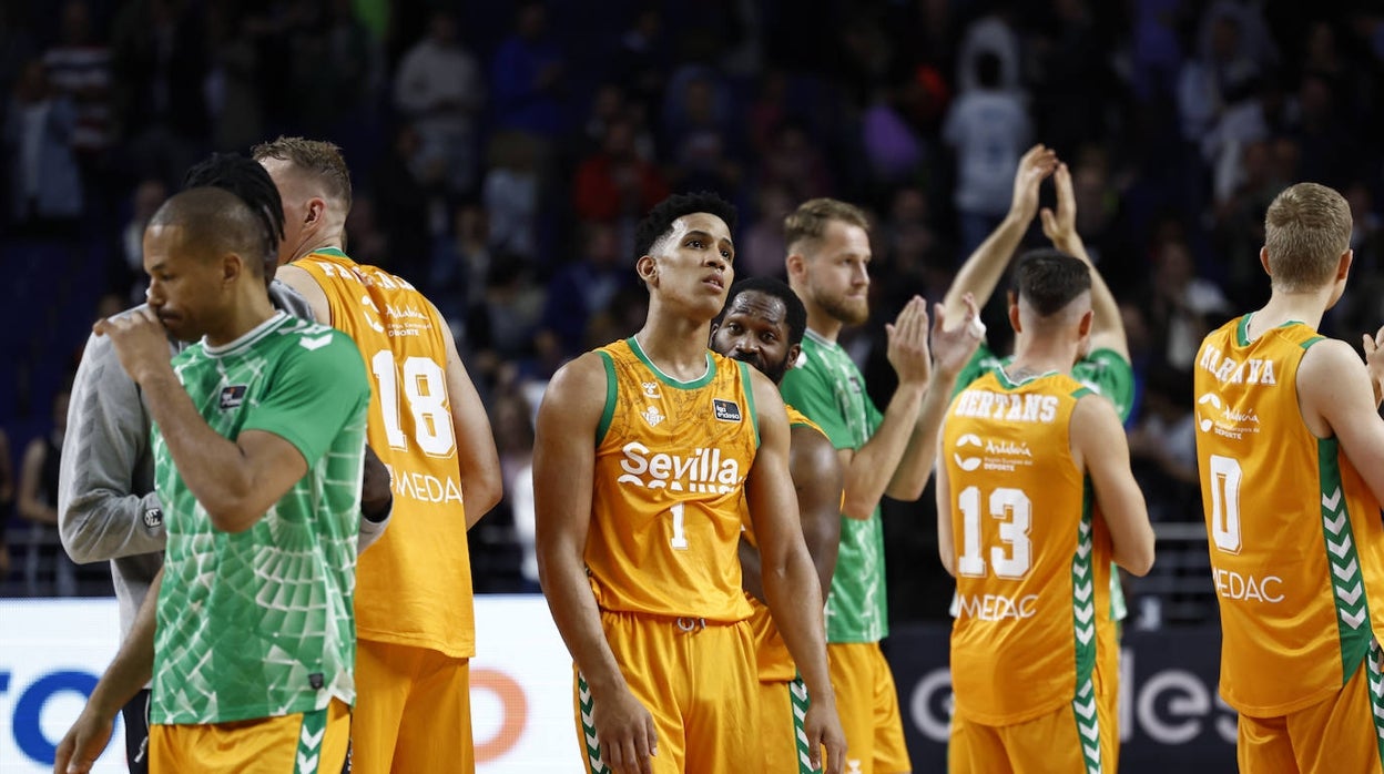 Los jugadores del Betis Baloncesto, tras la derrota con el Real Madrid