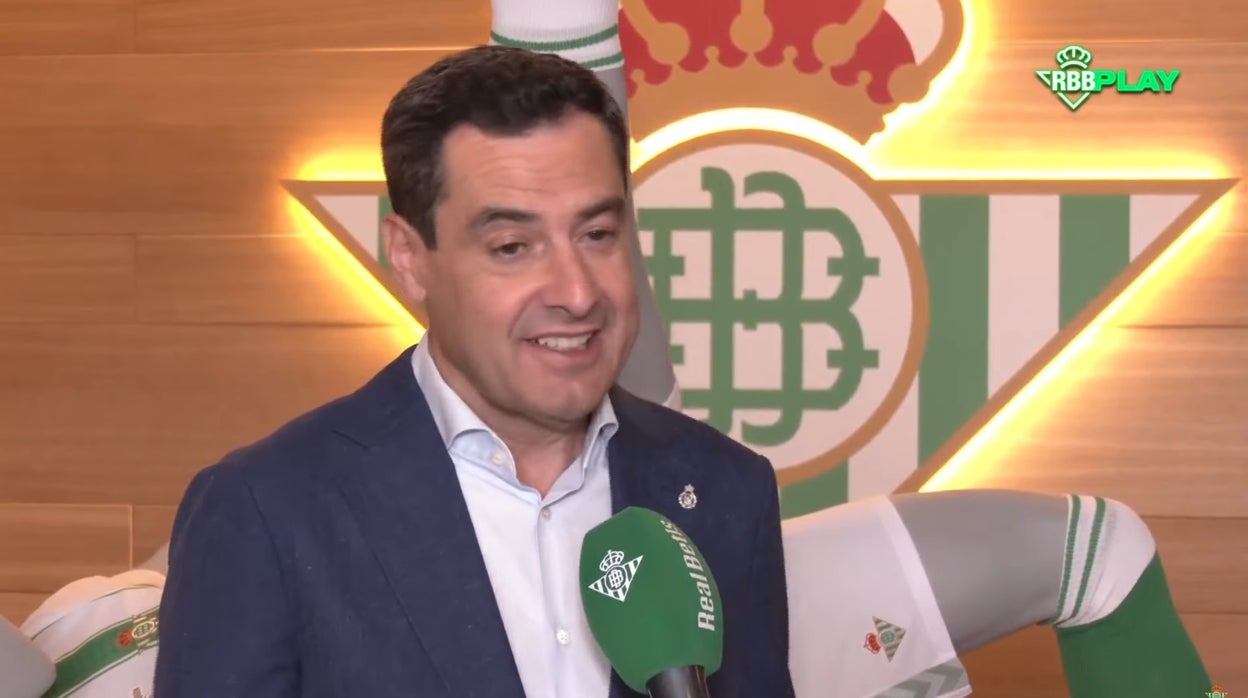 Juanma Moreno, con Joaquín: «El Villamarín está a rebosar para aclamar a un mito del beticismo»