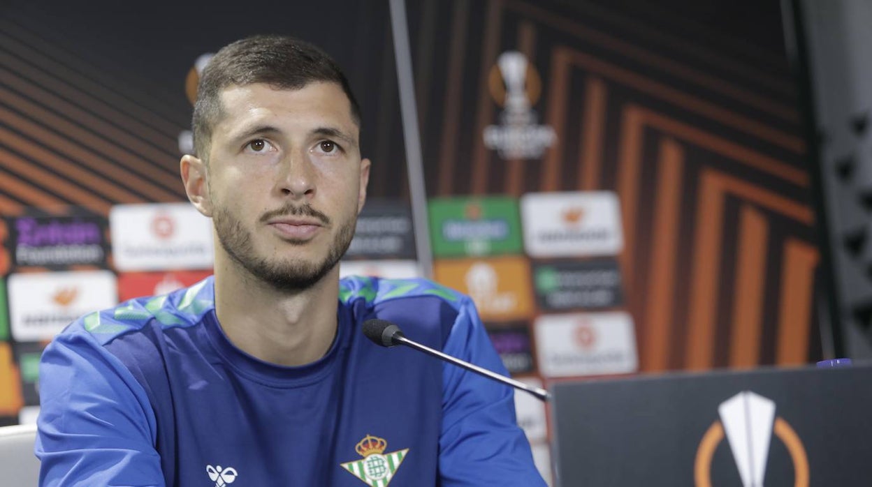 Guido Rodríguez, antes de una rueda de prensa con el Betis previa a un partido de Europa League