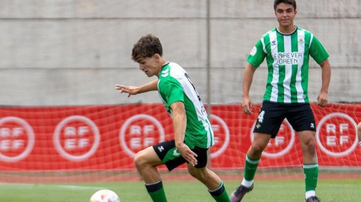 Mateo Flores se gira con el balón