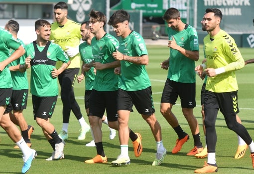 Los guardametas Rui Silva y Dani Martín, junto a varios compañeros, durante un entrenamiento