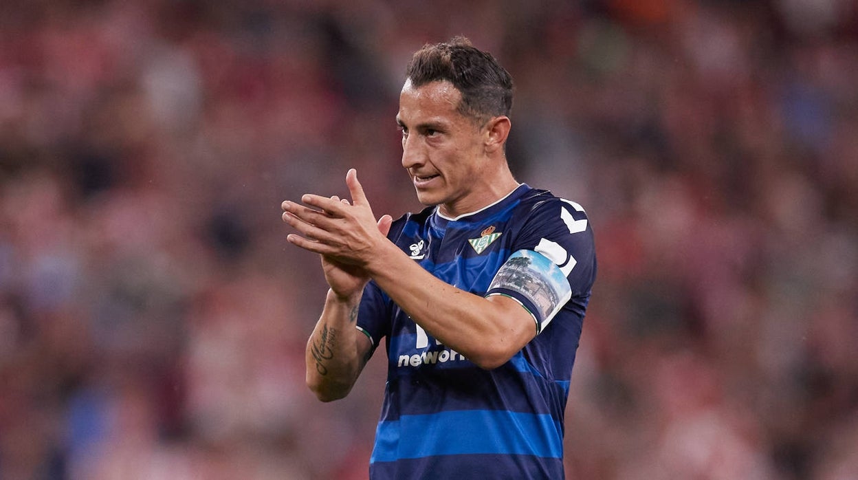 Guardado aplaude a un compañero durante el Athletic - Betis de LaLiga