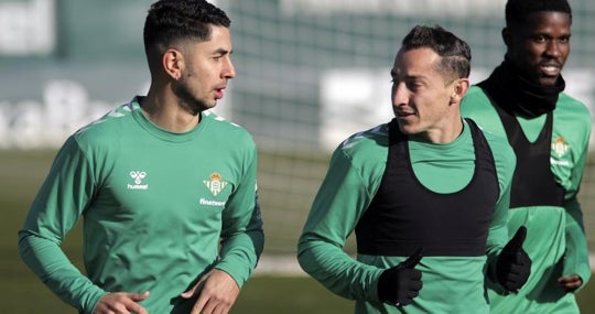 Guardado acoge a Ayoze en el primer entrenamiento del tinerfeño con el Betis
