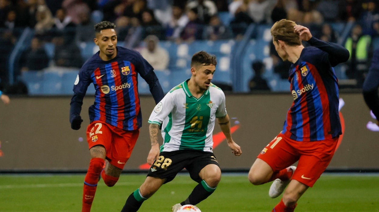Rodri conduce el balón en el Betis-Barcelona de semifinales de la Supercopa de España 22-23