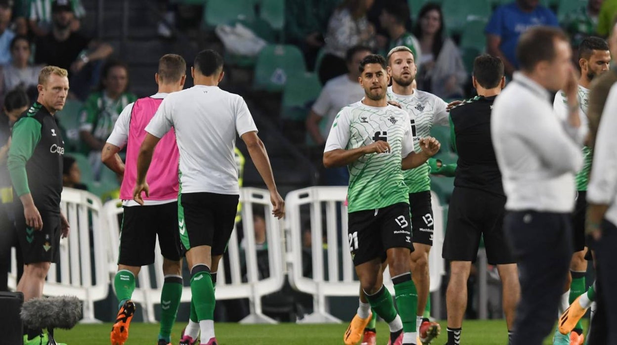 Ayoze, durante el calentamiento de un partido del Betis