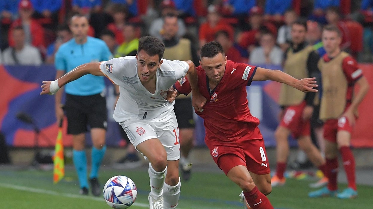 Eric García pelea por un balón durante el Chequia - España