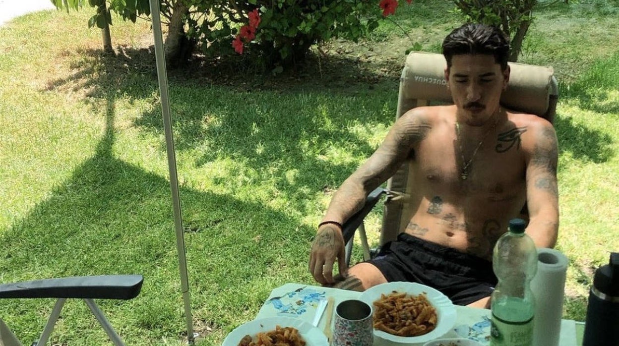 Héctor Bellerín, almorzando en un camping de la costa de Cádiz