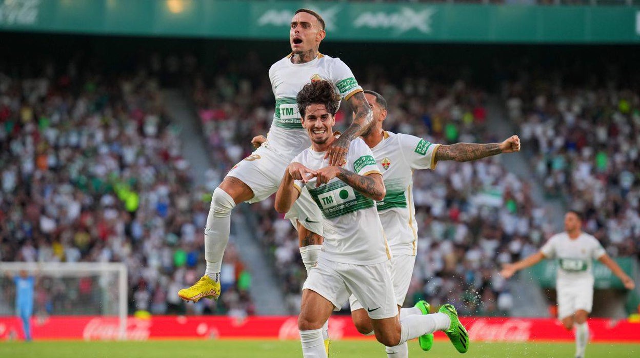 Álex Collado celebra un tanto con el Elche, club donde estuvo cedido por el FC Barcelona