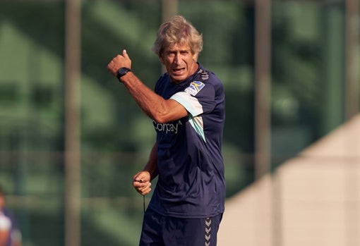 Pellegrini, en un entrenamiento del equipo bético en Wolfsburgo