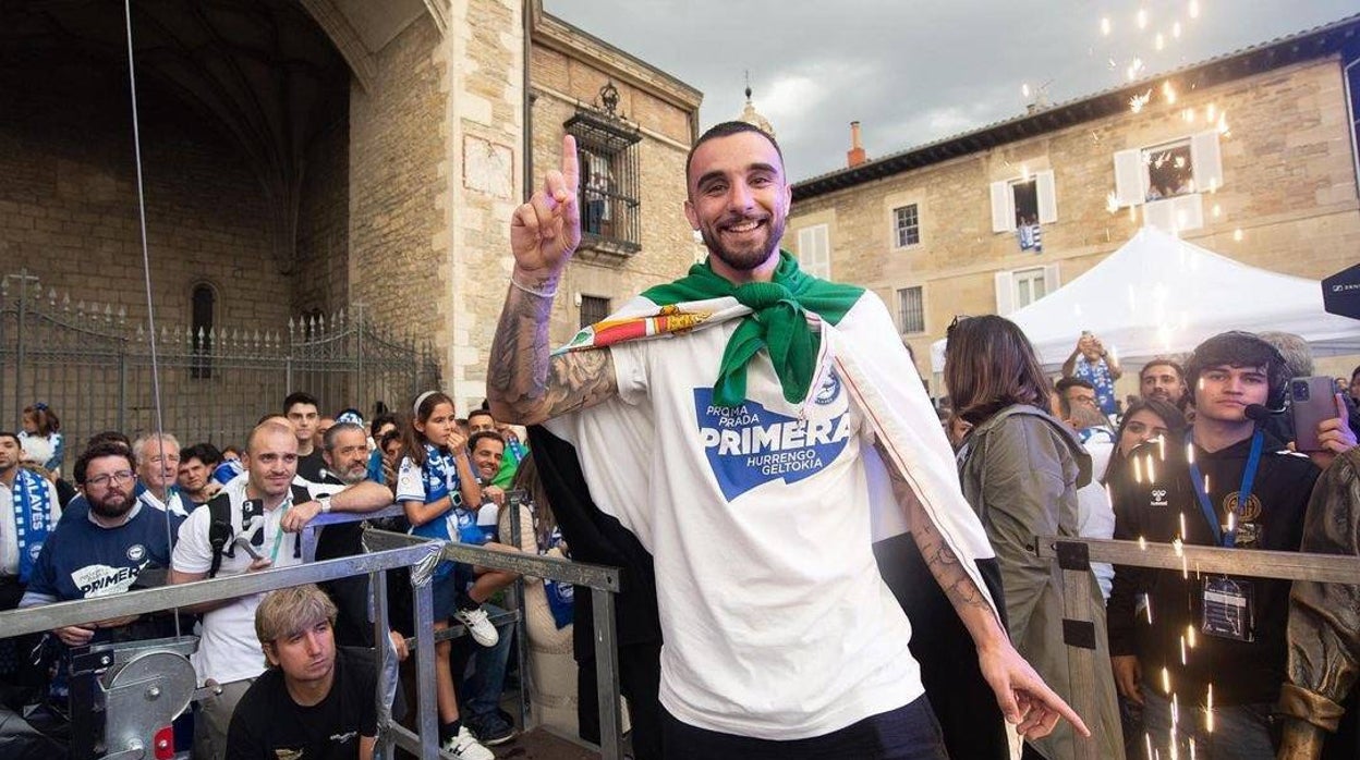 Rober González, durante la celebración del ascenso a Primera división con el Alavés
