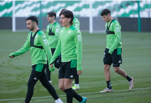 Bellerín, durante un entrenamiento del Betis 21-22