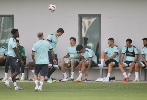 Canales y Bellerín, junto a varios compañeros, en el entrenamiento de este martes