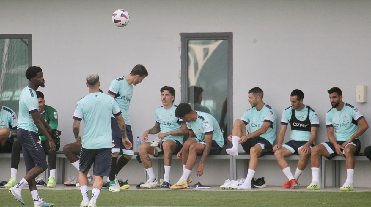 Canale y Bellerín, junto a varios compañeros, en el entrenamiento de este martes