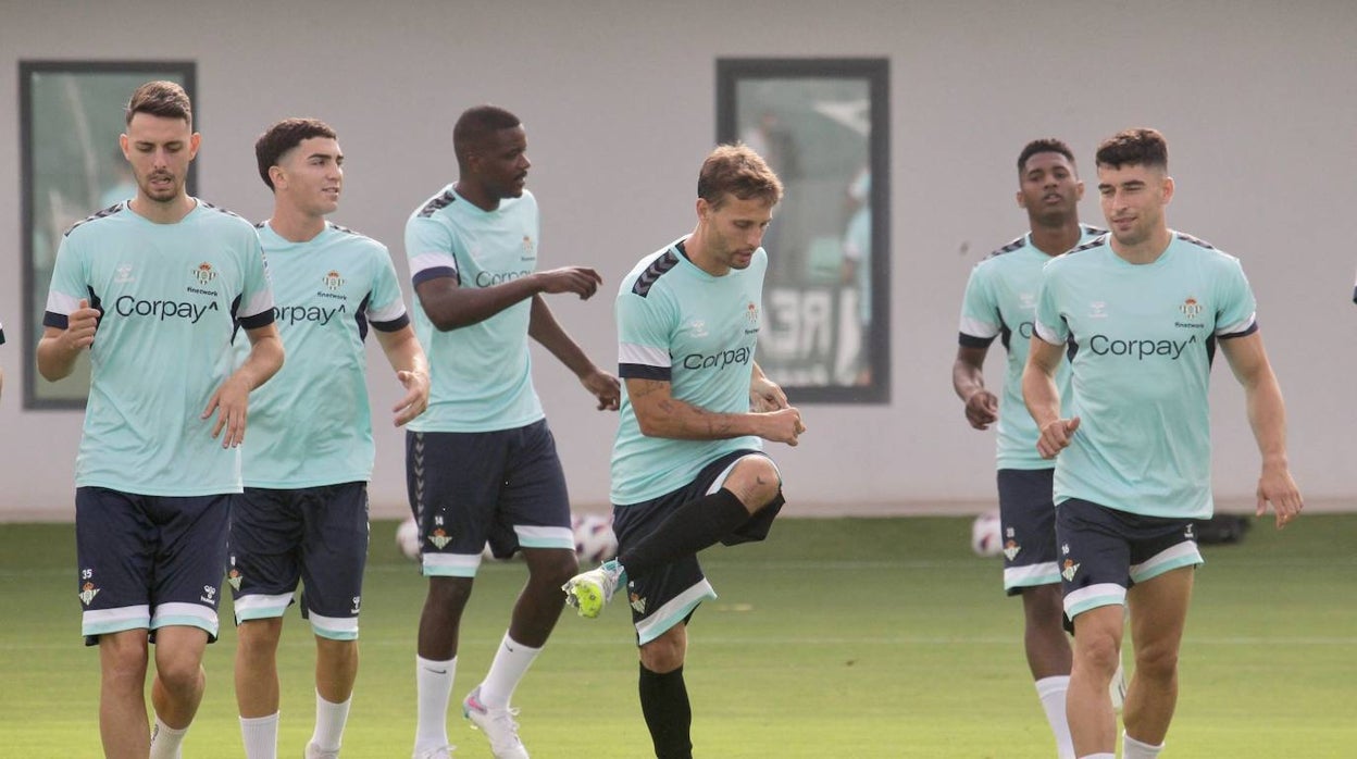 Sergio Canales, durante el entrenamiento de este martes con el Betis
