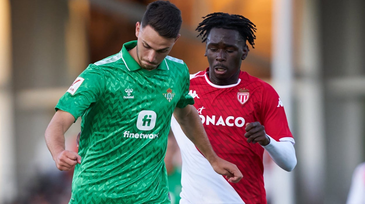 Imagen de Raúl García de Haro disputando un balón ante el AS Mónaco