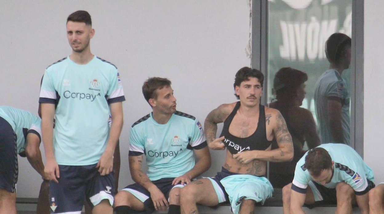 Canales dialoga con Bellerín antes de un entrenamiento del Betis