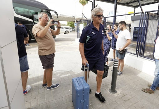 Manuel Pellegrini, en el aeropuerto de Sevilla antes del viaje a Inglaterra