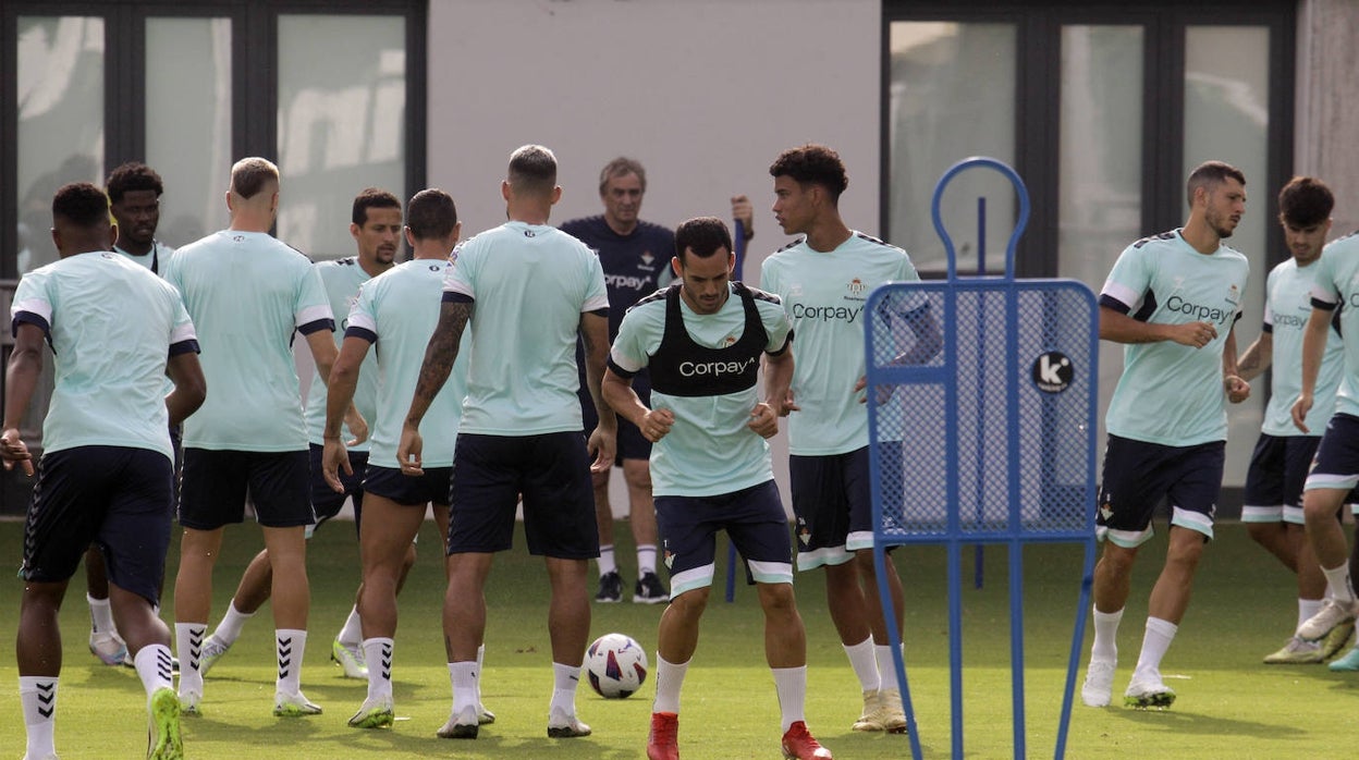 Juanmi, durante el entrenamiento del Betis del martes en la ciudad deportiva Luis del Sol