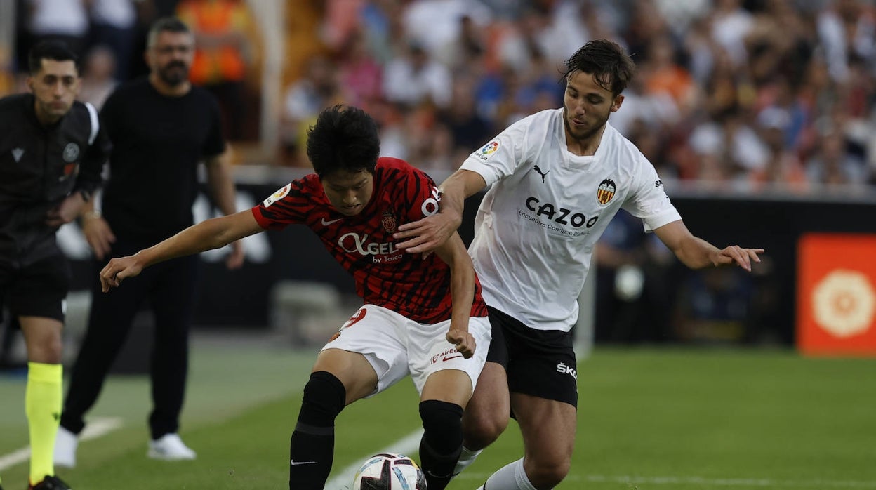 Nico González presiona a Kang In-Lee durante un Valencia-Mallorca
