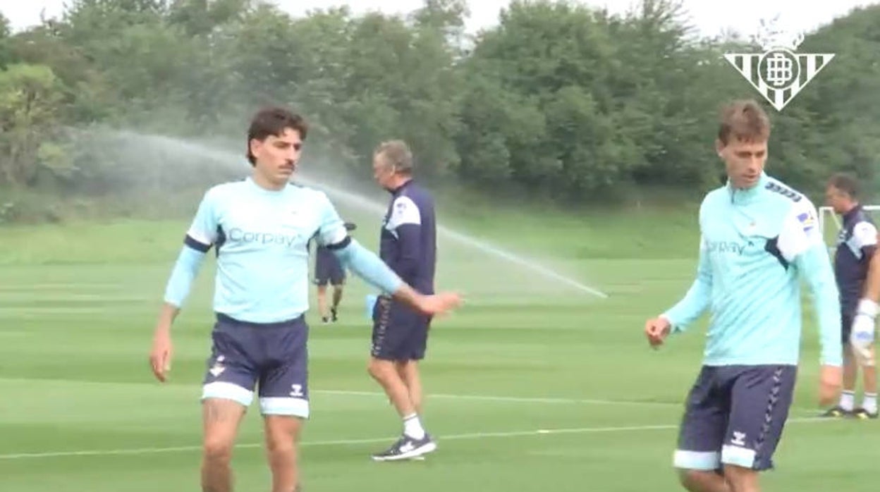 Canales, junto a Bellerín, en un entrenamiento en St. George's Park